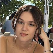 Universitaria con nivel C1 en inglés. Ofreciendo clases de repaso a niños o adolescentes de inglés, castellano o catalán. Disponibilidad de clases presenciales en Terrassa o online si se trata de otras localidades